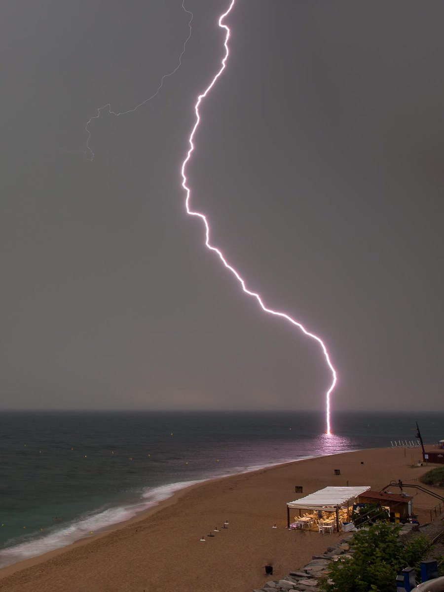 ferranolmedo_'s tweet photo. ⚡ Impressionant la fotografia que ha compartit @SauledaJordi feta avui a Sant Pol de Mar. https://t.co/doFDwrtvry