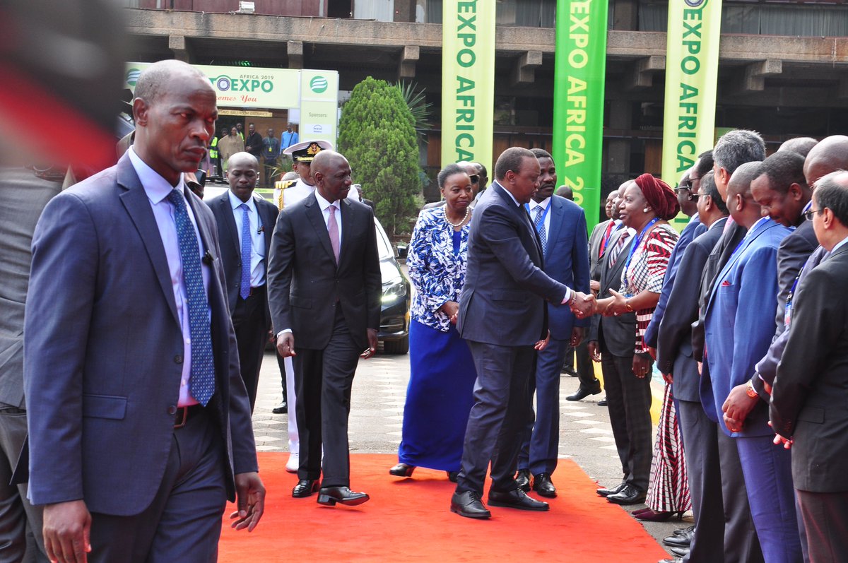 COMESA_HQ's tweet photo. SG Kapwepwe welcoming some Heads of State at the #Source21 #CBC Highlevel Business Dialogue in Nairobi Kenya. H.E. President Uhuru Kenyatta #Kenya and H.E. President Yoweri Museveni @StatehouseUg @mtic_uganda @Trade_kenya @staheHouseKenya @Source21 @ChilesheKCOMESA https://t.co/K6EESyBOnY