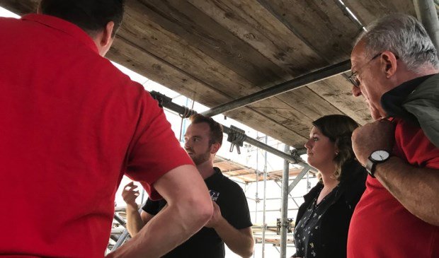 ZundertseBode's tweet photo. Burgemeester Joyce Vermue druk bezig met kennismakingsrondje - https://t.co/1tZap3noux https://t.co/ZEKtLflT1e