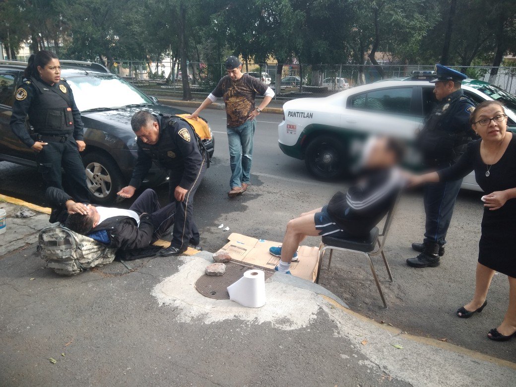 CI_CDMX's tweet photo. #EstaMañana | #Chocan 2 hombres a bordo de su bicicleta, en Av. #Sur8 esq. #Oriente237, Col. #AgrícolaOriental, @IztacalcoAl.
Ambos masculinos, uno de ellos elemento de #SSC_CDMX resultaron lesionados, fueron trasladados al hospital más cercano para su pronta atención médica. https://t.co/ESknoHzNqF