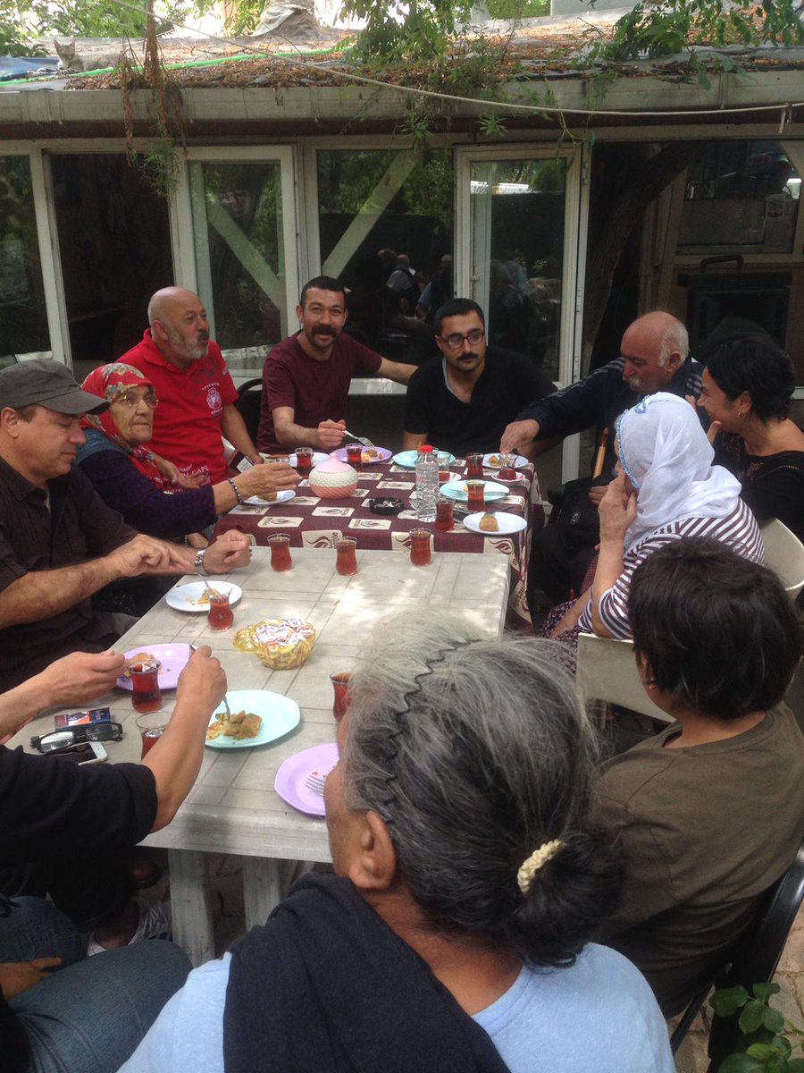 Geçtiğimiz günlerde tahliye olan Özgür Tutsaklarımız’dan Halil Eren ve Haydar Doğan isimli arkadaşlarımız için Büyük Ailemiz’de bir gelenek halini alan “Tahliye Tatlısı” etkinliği düzenlendi.Çayan Halk Çay Bahçesi’nde düzenlenen etkinliğe arkadaşlarımız ve ailelerimiz katıldı...