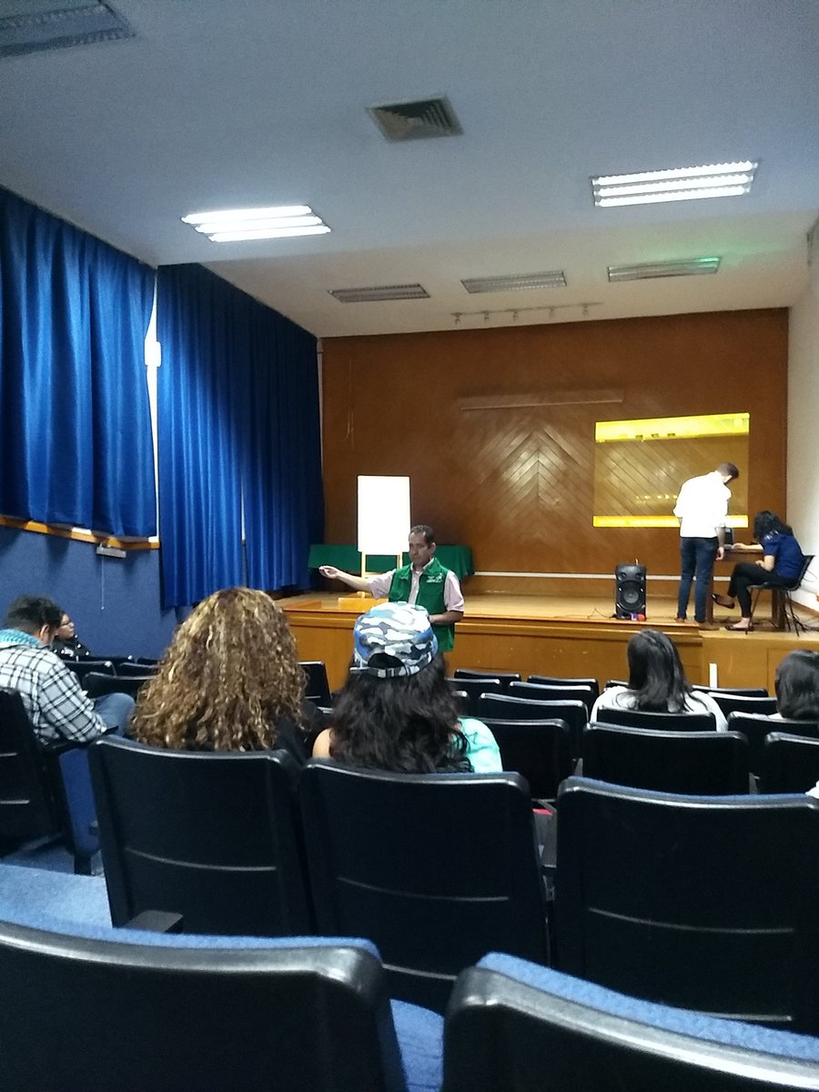 Aquí, en un taller para #repartidoras de aplicaciones de perdidos contra el acoso. Lo imparte un representante de la Secretaría de Gobierno de la CDMX. Y que mal lo hace... En una hora nos ha dicho qué es el acoso y donde denunciarlo.