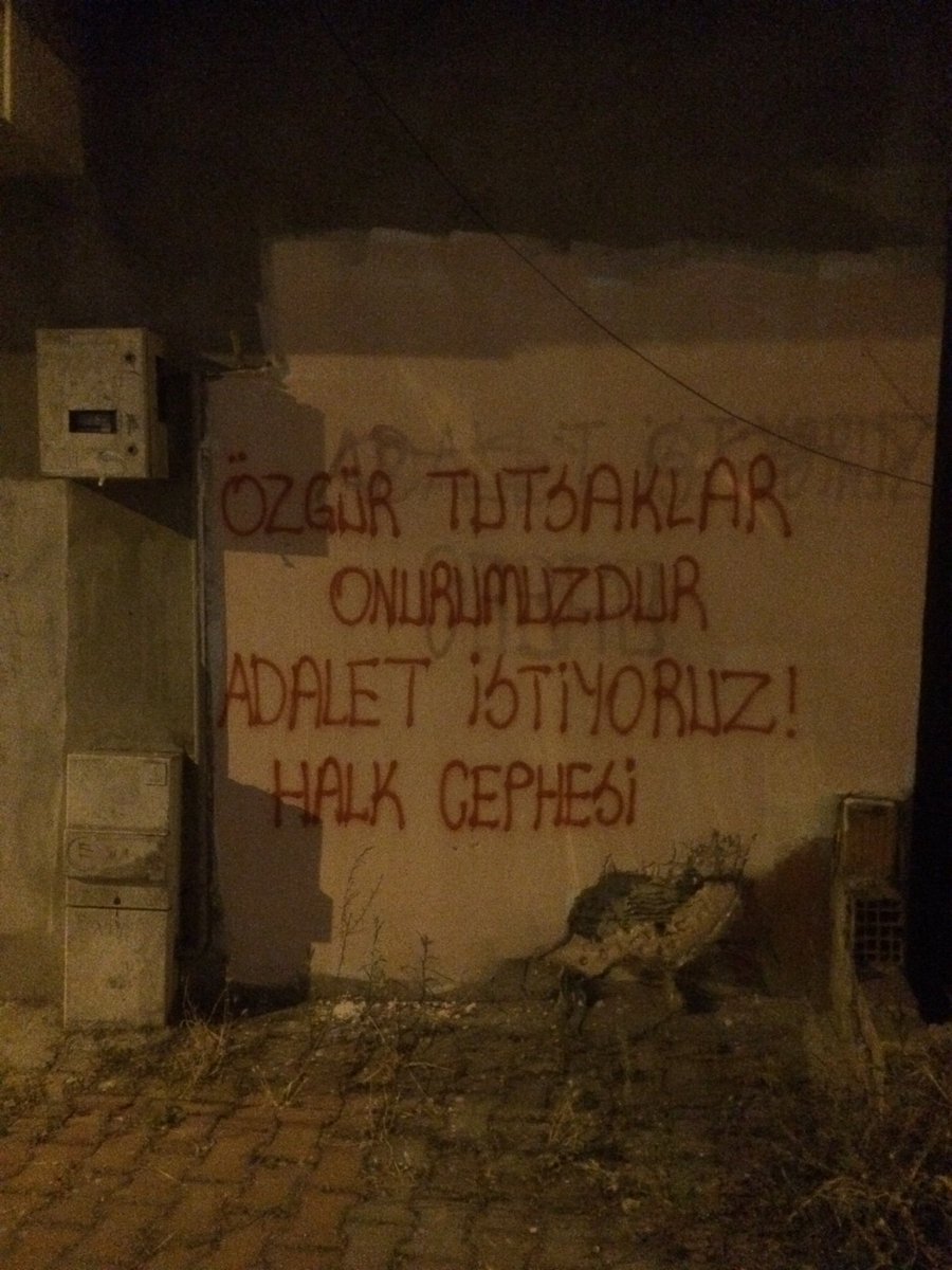 Çayan Mahallesi’nde alçakların sildiği yazılamalar devrimciler tarafından yenilenmeye devam ediyor.
Dilediğiniz kadar silin!Bizim irademiz sizin alçaklığınız karşısında her zaman kazandı,her zaman kazanacaktır!
DUVARLAR HALKIN MATBAASIDIR ENGELLENEMEZ
HALKIZ HAKLIYIZ KAZANACAĞIZ