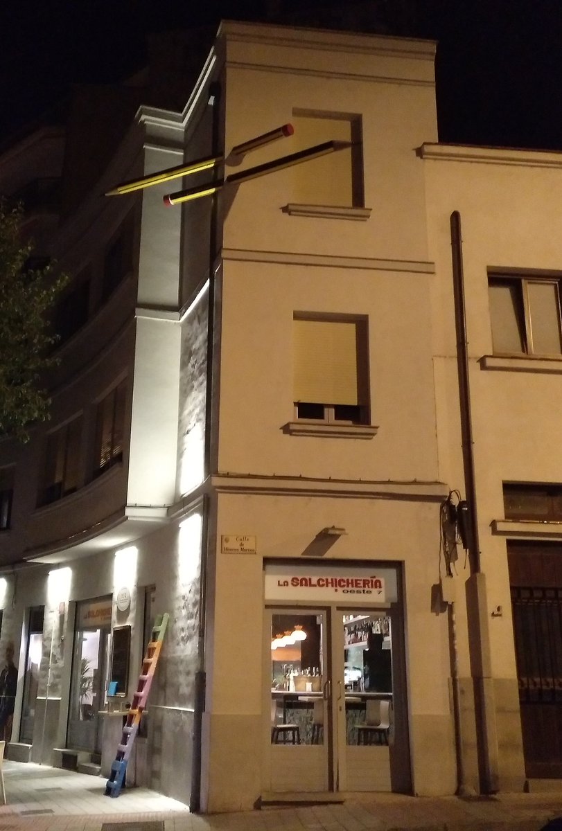 Cena de categoría en un local de lujo y como siempre, con un trato exquisito. Sashimi de gallo, gyozas de secreto ibérico y cazón en adobo con mayonesa de wasabi y curry verde y otra de romesco. Con un detallazo de postre, Tsarina Esra. Gracias <a href="/lasalchicheria/">La Salchichería</a> <a href="/Ferdinandsax/">Fernando Aguado</a>