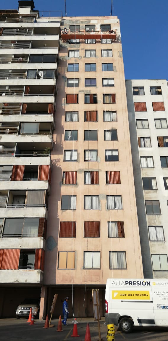 ALTAPRESIONCHL's tweet photo. Continuamos con el trabajo de restauración de fachadas en altura para edificio en Avenida Pedro de Valdivia, un trabajo de especialidad que ejecutamos bajo todas las normas de seguridad #Restauraciondefachadas #Restauracionenalturas #Trabajoenaltura #AltapresionCHL #Providencia https://t.co/0AhEYj0qCV