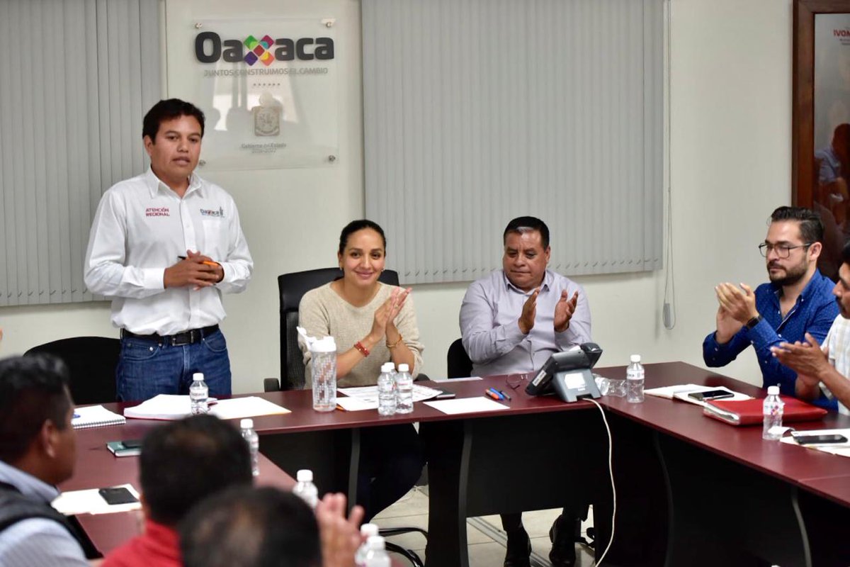 SEMOVI_GobOax's tweet photo. #OaxacaNosMueve Con el objetivo de mejorar los servicios de transporte público en Tlaxiaco; nuestra titular @nassarmariana  y @CGAR_GobOax, atendieron a transportistas de la zona en nuestras oficinas. El equipo de la #SEMOVI refrenda su compromiso con las y los oaxaqueños. https://t.co/N1pmtZmzij