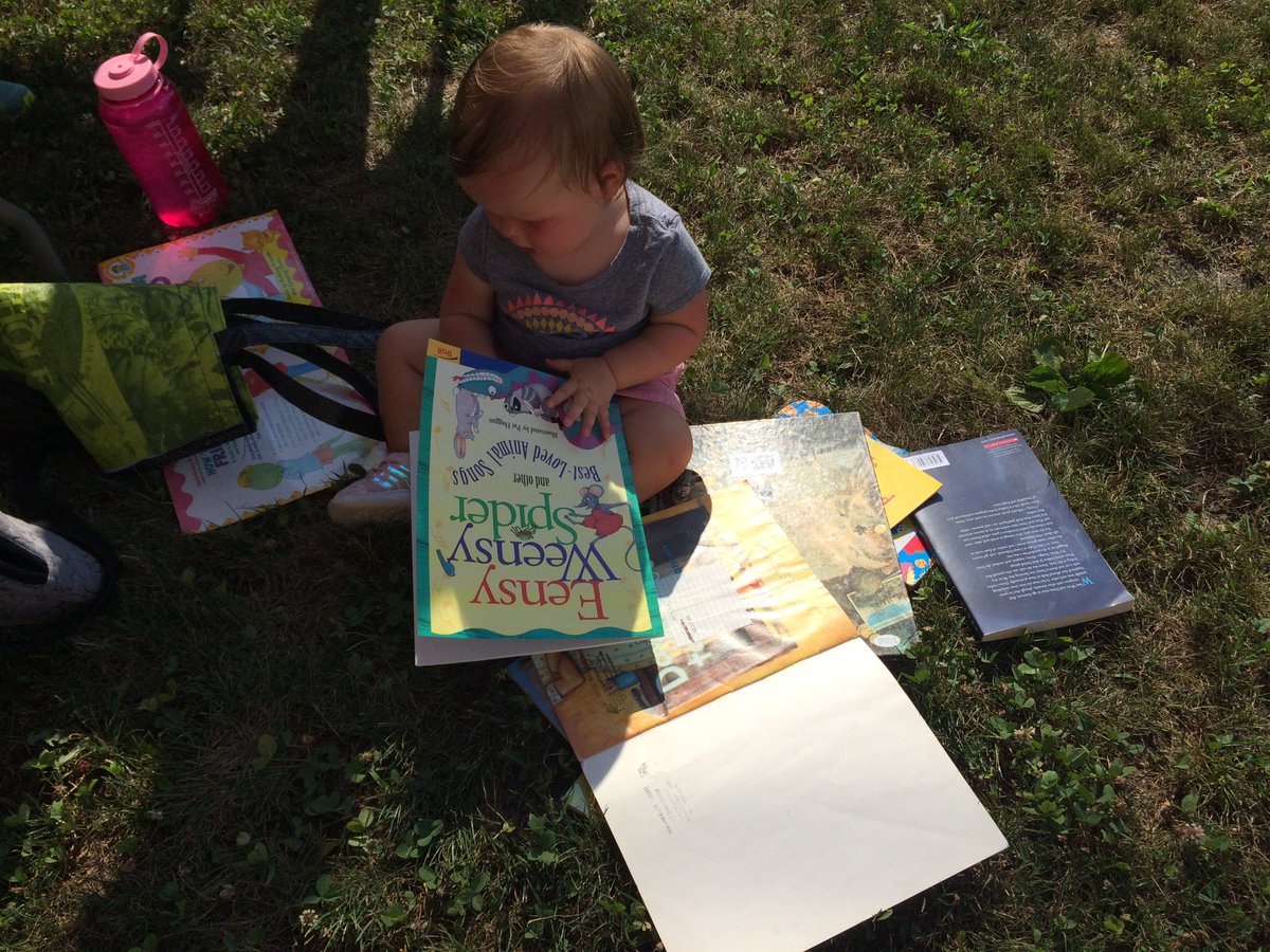 hhmslmc's tweet photo. #huskiesread PILES of books at the HHSC Bookmobile! @itbecam https://t.co/8QQIQslKLg