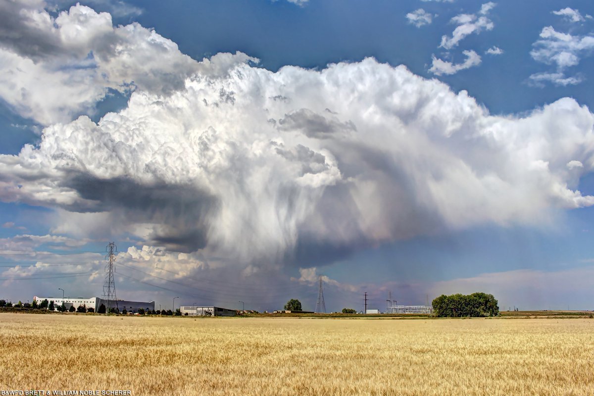 This is what a "capped" atmosphere looks like. 🙄🤔 Today, Wed.17.Jul.2019 in #Denver, #Colorado. <a href="/BrettNoble4/">B NiBZ</a> #COwx