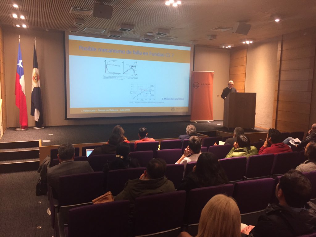 El Sr. Luis Valenzuela, Ing. de la Universidad de Chile y MSc en Mecánica de Suelos de Imperial College UK, dicta la charla “Desafíos en el Diseño, Construcción y Operación de Presas de RELAVES”, organizada por @ICC_PUCV y #SOCHIGE en #CEA #PUCV.