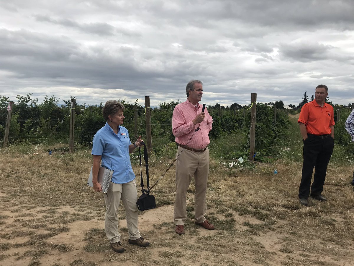 Alan Sams, dean <a href="/OregonState/">Oregon State University</a> <a href="/OSUAgSci/">OSU Ag Sciences</a>, thanks the large crowd for attending Oregon State-<a href="/USDA_ARS/">Agricultural Research Service</a> Blueberry Field Day.