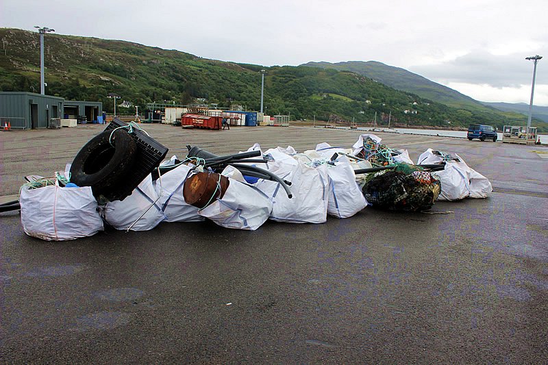 klondyker's tweet photo. @notplastic more islands with my #NotPlastic bottle today - 5 of the Summer Islands bring ashore over 4 ton of plastics, ropes and nets. (sorry picture blurry, was meant to be beach cleaning!) https://t.co/HohQ4UYXOU