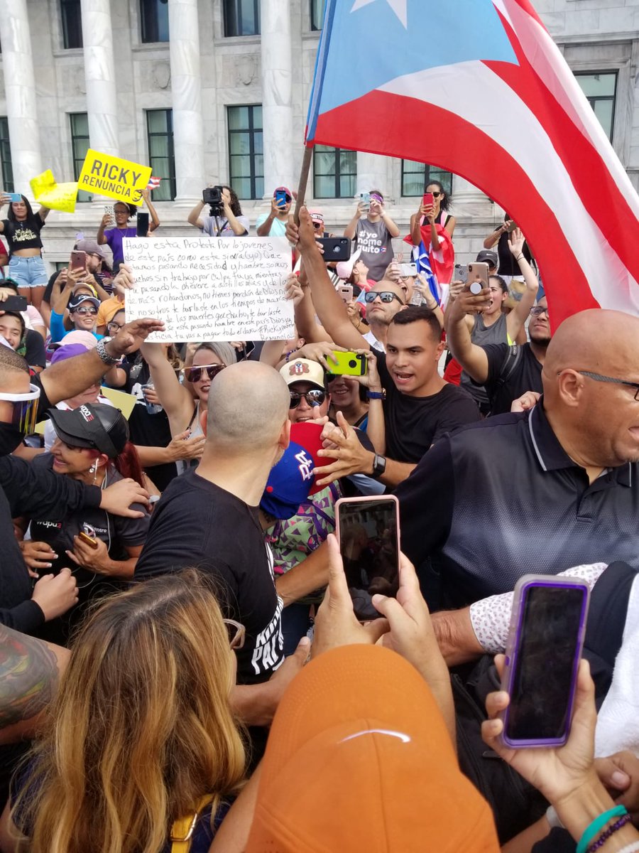amprnet's tweet photo. ¡Presentes! #RickyRenuncia https://t.co/RlPD3nvg0h