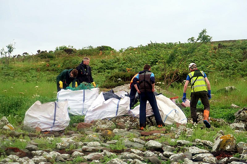klondyker's tweet photo. @notplastic more islands with my #NotPlastic bottle today - 5 of the Summer Islands bring ashore over 4 ton of plastics, ropes and nets. (sorry picture blurry, was meant to be beach cleaning!) https://t.co/HohQ4UYXOU