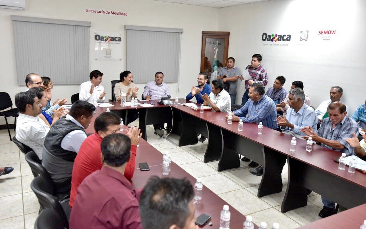 nassarmariana's tweet photo. Escuchar y atender las demandas de los transportistas es indispensable para mejorar el servicio que se le brinda a la ciudadanía en todo el estado; junto a la @CGAR_GobOax y transportistas de Tlaxiaco, trazamos la ruta para el ordenamiento del transporte público en ese municipio. https://t.co/C08fu0mfTw