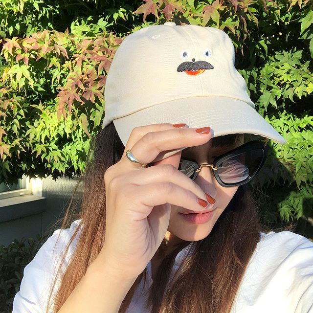 FRIEDIA's tweet photo. Me, hiding under my celebrity hat. You like? #oldman #favhat #celeb #famous 新しい帽子でセレブ気分w どうかな? #sf #sanfrancisco #renegadecraftfair #newmoonpaper https://t.co/kv24dYSyN0 https://t.co/C5zyZfIpZg