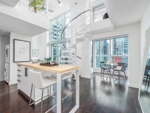 Beautifully renovated 2 level loft in the heart of Yaletown at the Space 🚀 Floor to ceiling windows, south facing, and come with one parking and  lots of ensuite storage!

View -> vancitylofts.com/r2389830-812-1…

812 - 1238 Seymour St | $679,000

Listed by Sotheby's Int'l Realty Canada