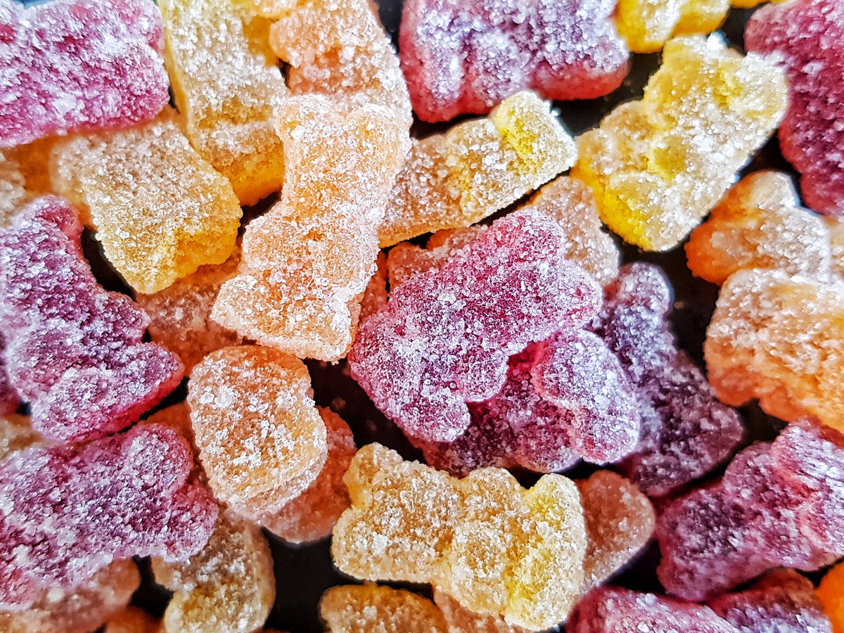 maddy_pri's tweet photo. Solo chi al supermercato ha preso in mano un pacchetto di caramelle gommose e poi l’ha lasciato lì può dire di essere forte
(fedeok7, Twitter) #CandyShop 🍬🍬🍬 https://t.co/jTWX3gBsIi