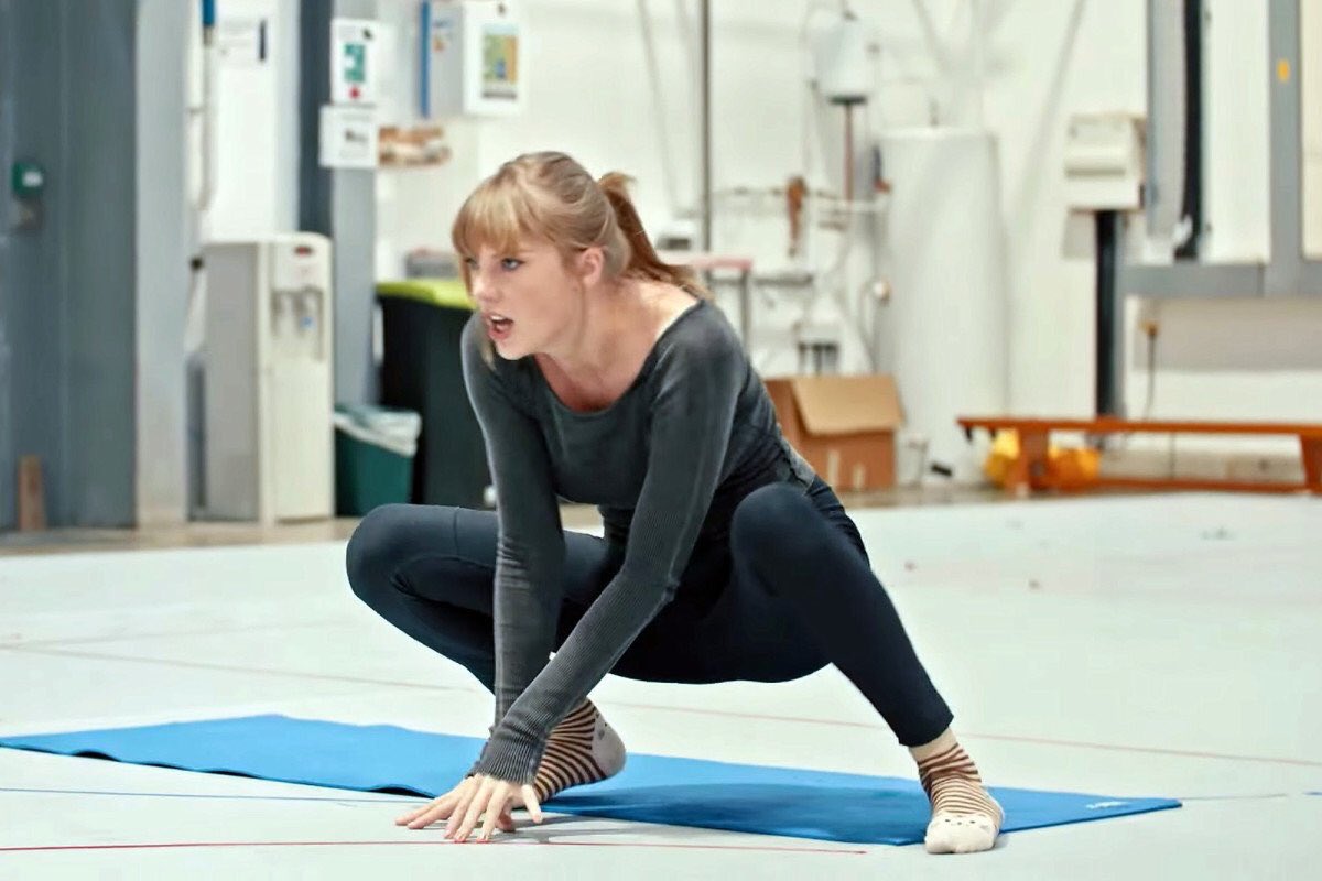 Taylor Swift News 🩵 on X: 📷  Typical Taylor wearing cat socks whilst  rehearsing for cats during cat school pretending to be a cat for the movie  'CATS' 😻  / X