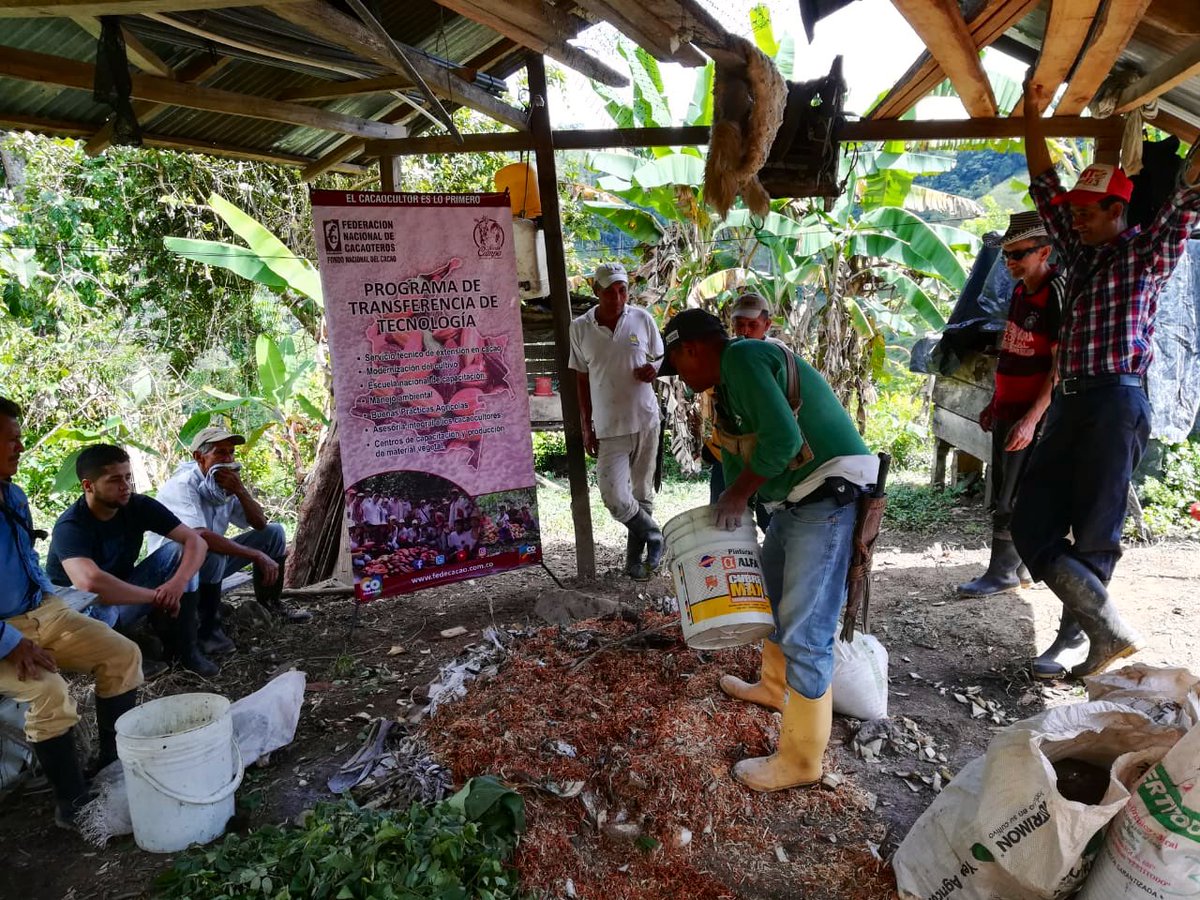 Corpoeco2030's tweet photo. El Técnico Jorge Sánchez en asocio con @fedecacao capacita a productores de #cacao sobre preparación de compost en el marco de la alianza productiva de Asogades del @MinAgricultura y Ecocacao como OGA. #EcosDelCacao https://t.co/RNPGTW9739