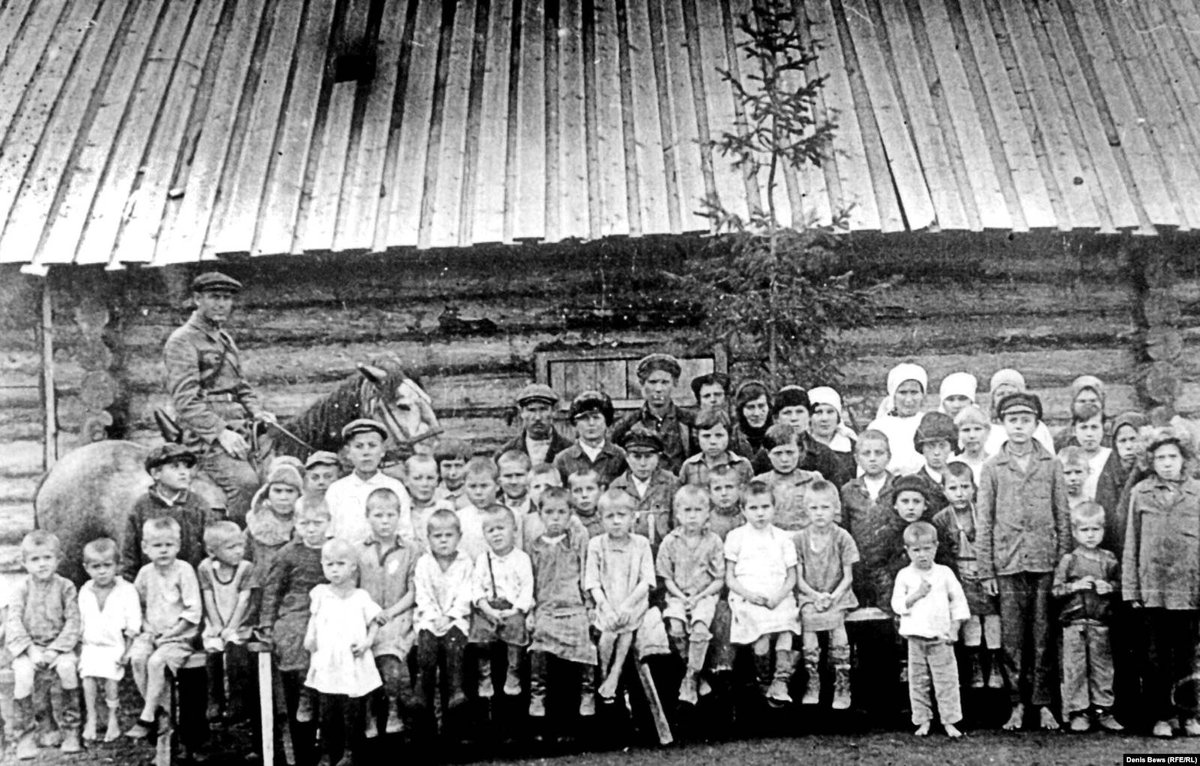 Детский дом в Нарымском округе. В 1930-х годах детдомов здесь появилось сразу 11. Откуда такое количество сирот в таёжном крае? Это дети умерших "спецпереселенцев" - "кулаков" и других "социально опасных элементов", убитых и замученных "дидами" тех, кто сегодня хочет "повторить"