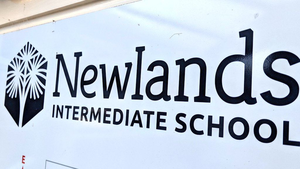 PlayCraftLearn's tweet image. We&apos;re excited to be at @NewlandsInt in Wellington, New Zealand, for a Minecraft #HackMini. Students are building mashups with #MinecraftEdu and other creative digital tech. 💻⛏️ Teams are modding mobs, building sky castles, making resource packs and more! #TeAoMaori