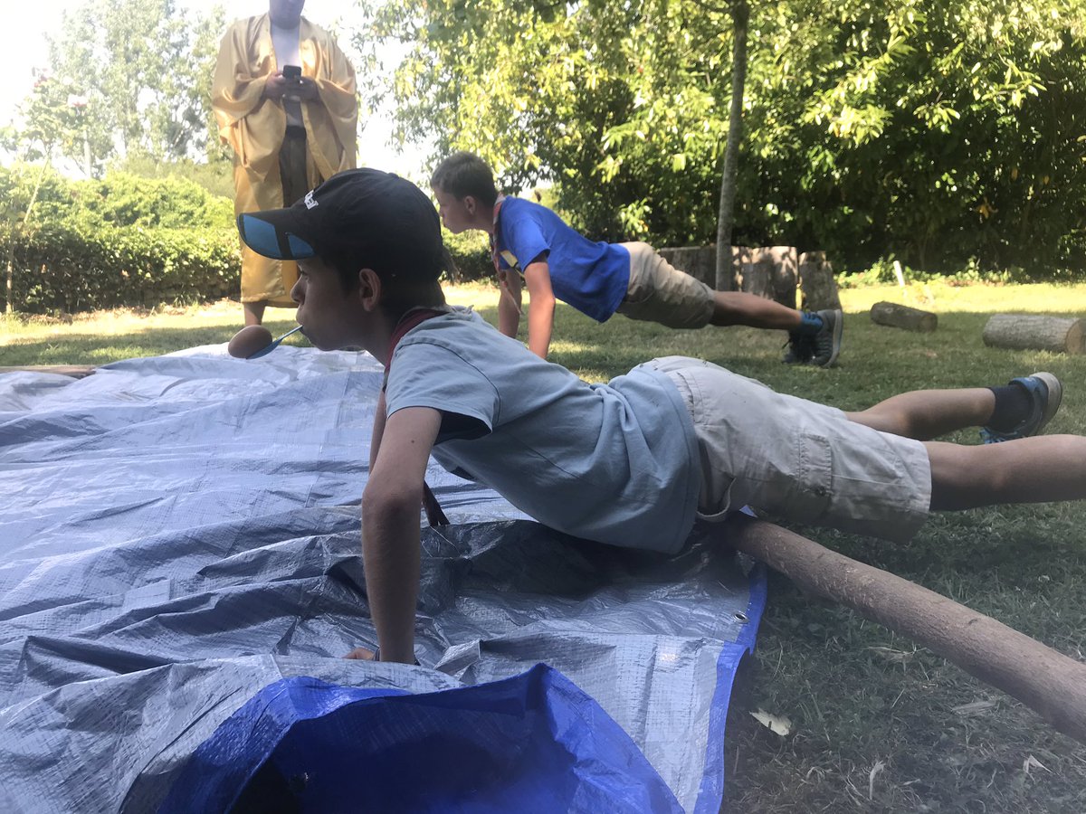 scout34_sl's tweet photo. Jour 4 : La quête vers le Kimono sacré a enfin commencé mais avant de partir en mission les jeunes doivent prouver leurs valeurs aux dignitaires du village et donc .... OLYMPIADES !!!! 🥇🥈🥉 https://t.co/IDVVrGWCIq