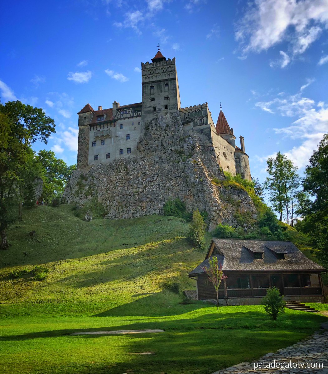 PataDeGatoTV's tweet photo. 😄 ¡#FelizMiercoles #viajeros #PataDeGato! Hoy te saludamos desde el lugar más famoso de #Rumanía: el castillo de Bran en la región de #Transylvania. Fue el que usó Bran Stoker para ambientar a quien tú ya sabes: ¡#Dracula! 🧛🏻‍♂️😱

#ExperienceRomania 👇🏼🇬🇧 https://t.co/4PhYFG4pz2
