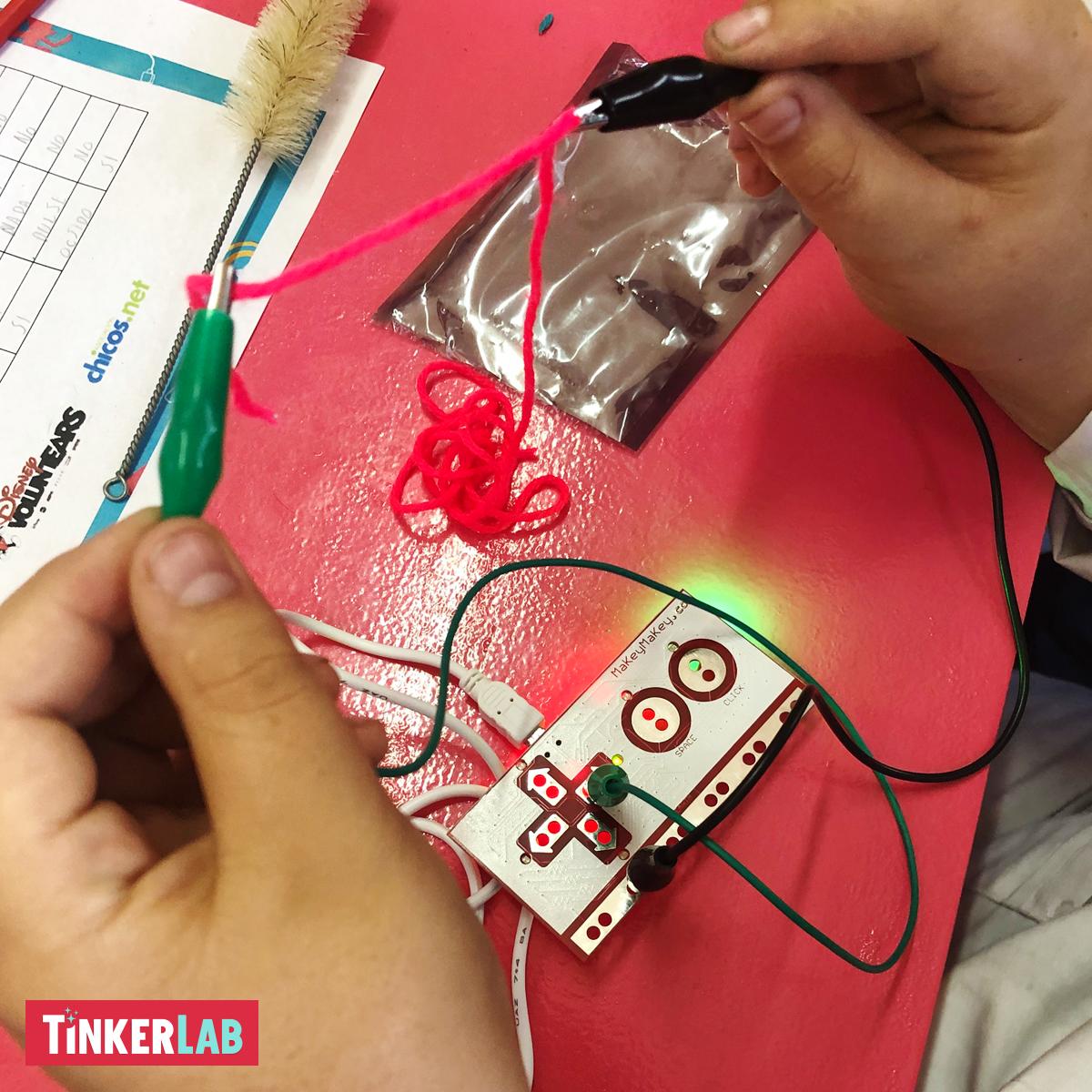 instcrescer's tweet photo. No #TinkerLab, os alunos aprendem como a eletrônica e a programação podem ser ligadas por meio de uma interface, gerando comunicação entre máquina e seu ambiente. Iniciativa da #CompromisoDisney desenvolvida em conjunto com @chicos_net e o apoio de @HacedoresCom e @instcrescer https://t.co/RLoFkpZNXW