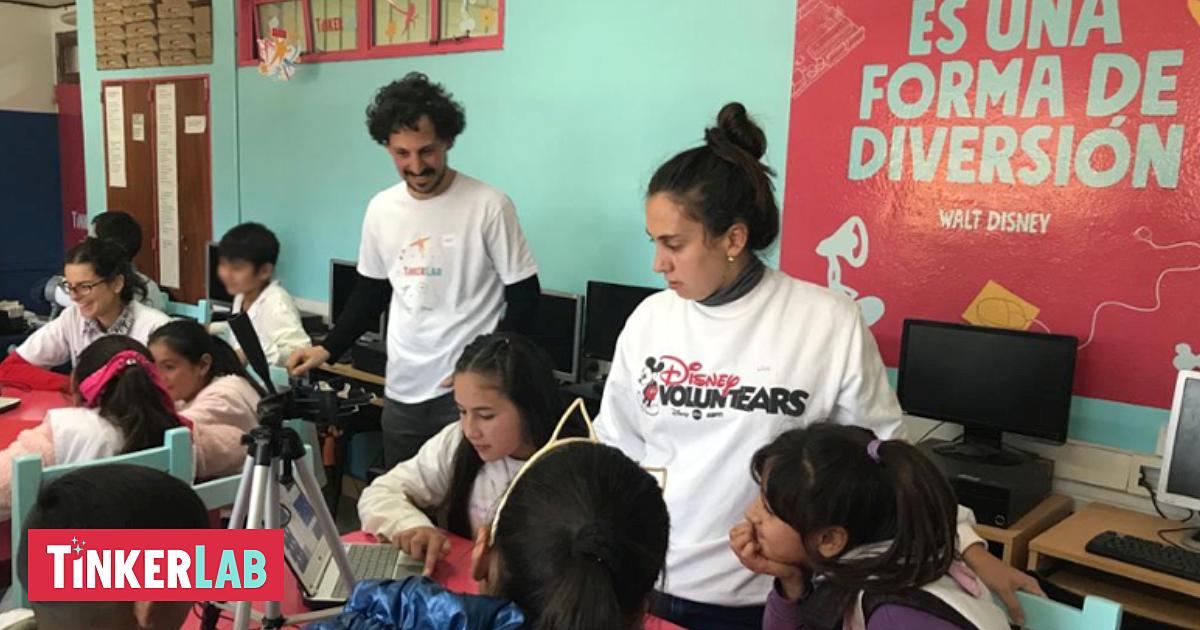 instcrescer's tweet photo. No #TinkerLab, os alunos aprendem como a eletrônica e a programação podem ser ligadas por meio de uma interface, gerando comunicação entre máquina e seu ambiente. Iniciativa da #CompromisoDisney desenvolvida em conjunto com @chicos_net e o apoio de @HacedoresCom e @instcrescer https://t.co/RLoFkpZNXW