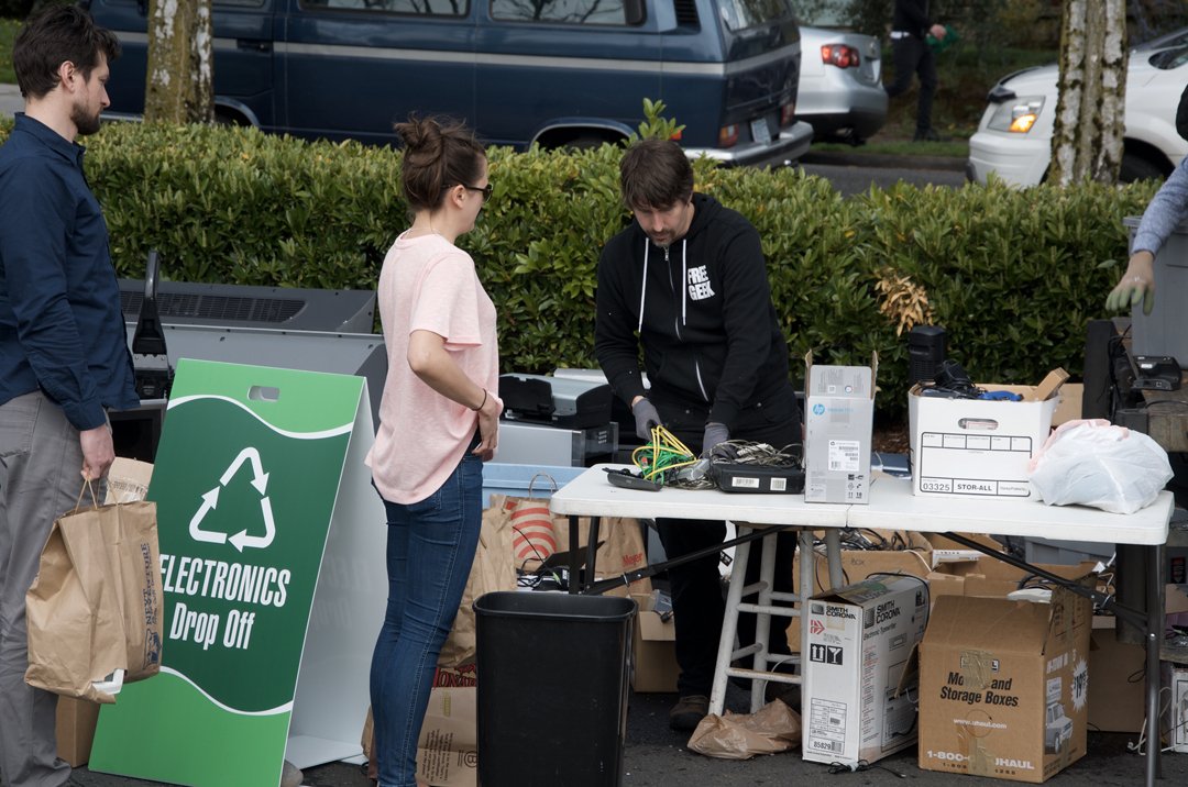 OregonDEQ's tweet photo. As we celebrate #Oregon E-Cycles Prgm’s 10th #Anniversary, pls remember it's against state law to throw computers, monitors, TVs &amp; printers in the trash. Take them to an electronics recycling collection site. Site locator: https://t.co/dBZHV70mHI. #OREcycels10 @FreeGeekPDX's pics https://t.co/LeTowsRUQr