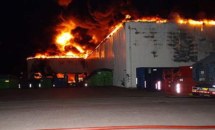 weblogstaphorst's tweet photo. Grote brand verwoest papierverwerker Huhtamaki aan de Industrieweg in Staphorst  https://t.co/3McXFjrrqC #Staphorst https://t.co/WbFif9XdJD