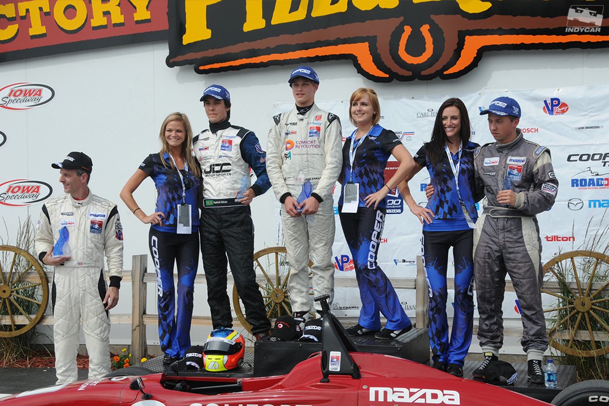 IndyCar's tweet photo. When it comes to racing @iowaspeedway, @SageKaram is flat-out fast.

2010 in @USF2000:🥇
2011 in @IndyPro2000: 🥇
2012 in @IndyPro2000: 🥇
2013 in @IndyLights: 🥇
2015 in @IndyCar: 🥉
2019 in @IndyCar: 🤔

#INDYCAR // @CarlinRacing https://t.co/P88PiyWHx1