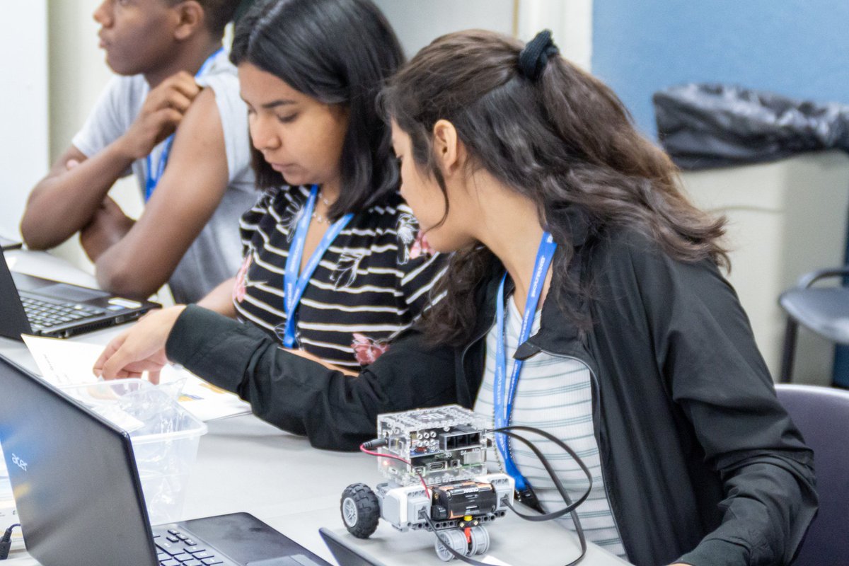Bourns's tweet photo. July 15th kicked off the 4th Annual STEM LEAPS Academy developed by STEP, @rusdlink, @RiversidePolice & Riverside Fire for local high school students. Students have been exposed to several areas of law enforcement & public safety. #stemleaps #rusd #bourns #stem https://t.co/wdhvwr0Ksd