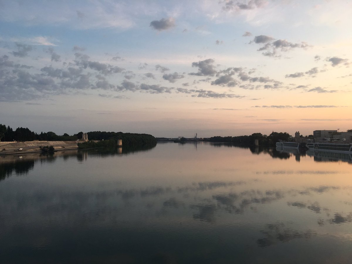 AudreyPulvar's tweet image. Je pose ça là... Bonne journée à toutes et tous 😉🌺 #Arles #Rhone