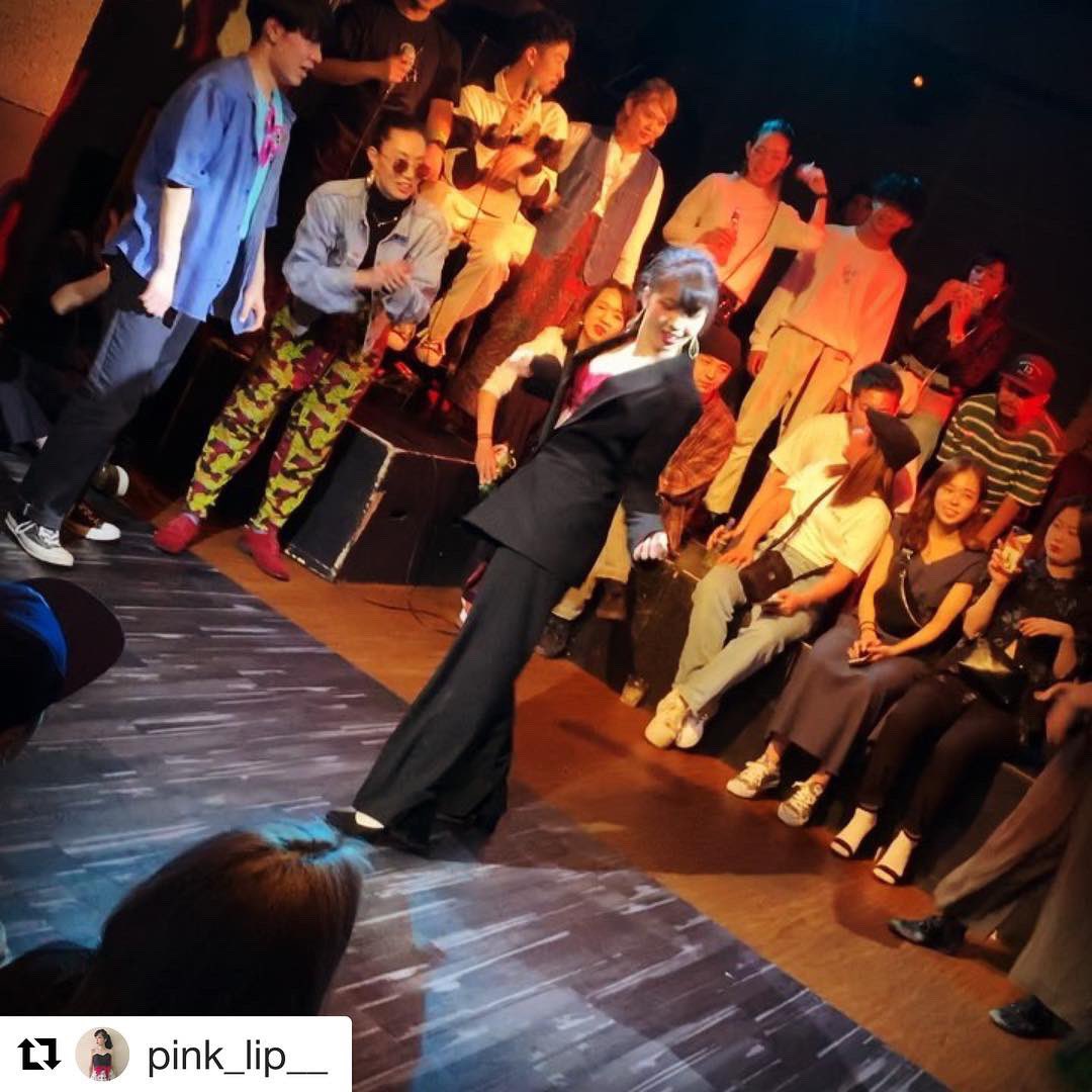 AWARENESSIZM's tweet photo. 木曜のレッスン紹介🎱

Moka
Waack Kids 18:20-19:40
Waack 一般  19:40-21:00
こちらは東京で行われたWaackのSession eventでの一コマ
MOKA先生の踊りはGrooveと女性らしさが絶妙にミックスされたオンリーワンなスタイルを是非ご堪能下さい👌

体験 1,000円
見学 無料
月謝 6,500円
一回 1,800円 https://t.co/DxUcQKMvBy