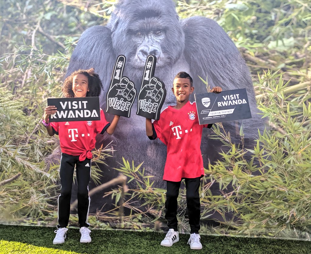 visitrwanda_now's tweet photo. At the @Arsenal vs. FC Bayern Munich match in Los Angeles, we gave football fans, young and old alike, the chance to #VisitRwanda and take a selfie with a majestic mountain gorilla! #ArsenalinUSA https://t.co/EgsOpSQ9LX