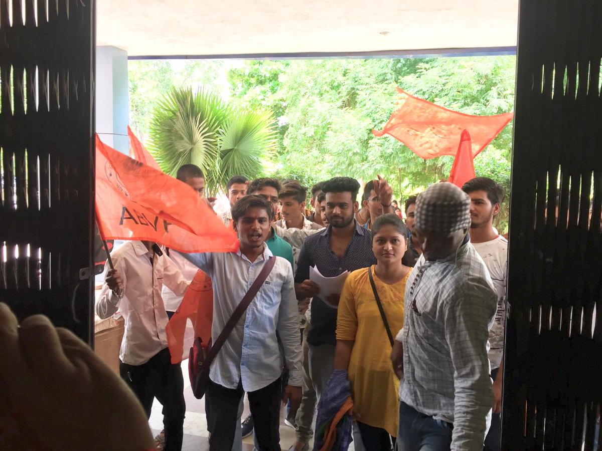 #छात्रशक्ति - #राष्ट्रशक्ति 
<a href="/AbvpKhargone/">ABVP Khargone</a> के कार्यकर्ताऔ द्वारा सत्र 2019-20 में छात्र संघ चुनाव प्रत्यक्ष प्रणाली से कराए जाने की माँग को लेकर, उच्च शिक्षा मंत्री के नाम पी.जी. कालेज मे प्रदर्शन कर प्राचार्य को ज्ञापन दिया।
