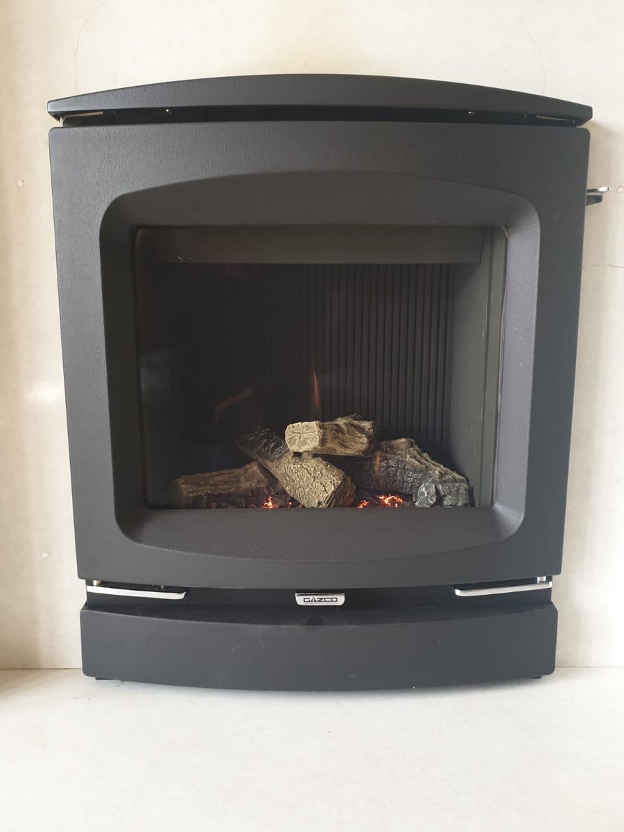 SkiptonStoves's tweet image. Check out our latest installation of a @StovaxGazco #LogicHE #slidecontrol #NaturalGas #stove with #Vogue front! Another happy customer!