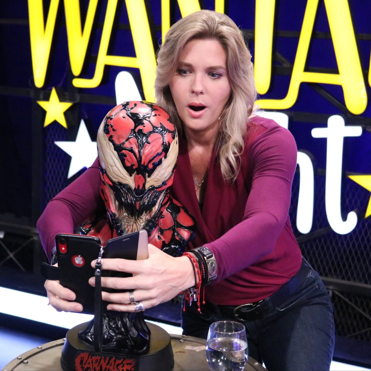 Conversar con <a href="/Sonya_Smith/">Sonya Smith</a> 🌹 es todo un lujo. Una artista completa y sobretodo #Divina. 💁🏼‍♀️⭐💄
Regresamos mañana.
📱 Míranos por @movistarpluspe ó por la App #MovistarPlayPerú 
goo.gl/YEHxbd