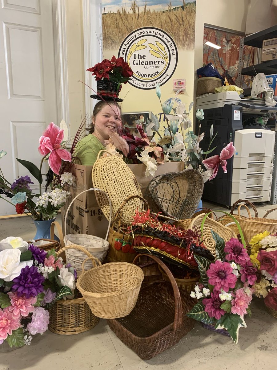 GleanersFB's tweet photo. It's Fill a Box for $5.00 time! Please note: Madeline is not included 😂
#yardsalesarethebest #themotherofallyardsales #fillabox https://t.co/Skp6qvWr33