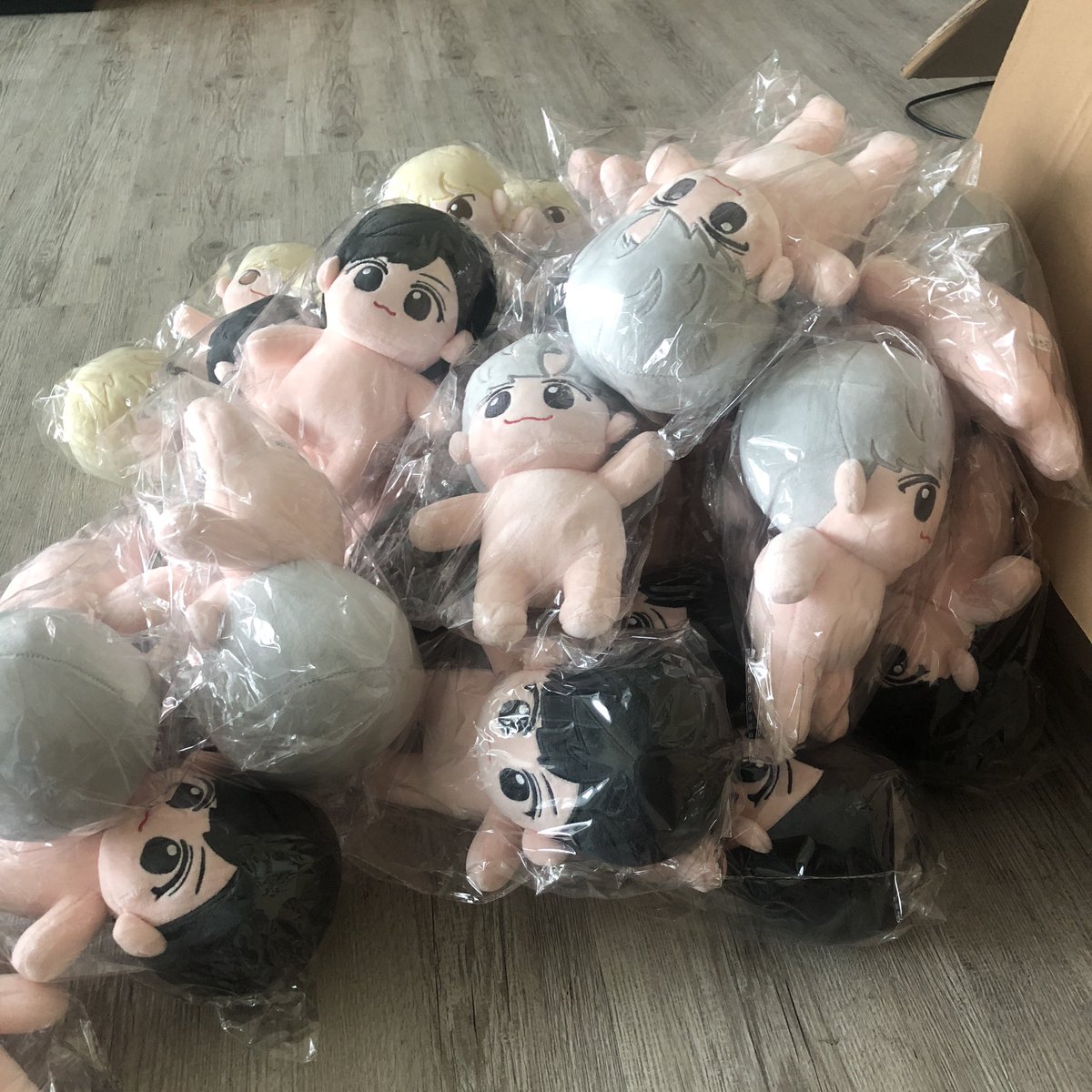 Qis_doll's tweet photo. 생각보다 많은 재고가 남았습니당 ! 택배받구 너무 커서 깜짝놀랬네요😮
황 8
렌 18
북 9
론18
백44
재고는 이정도 남았습니당! 백기사만 왜이리 많이 남은지 모르겠네용 ㅜ
내일부터 재고판매 시작하겠습니다 !!!!!!!! https://t.co/iK6ALinQFb