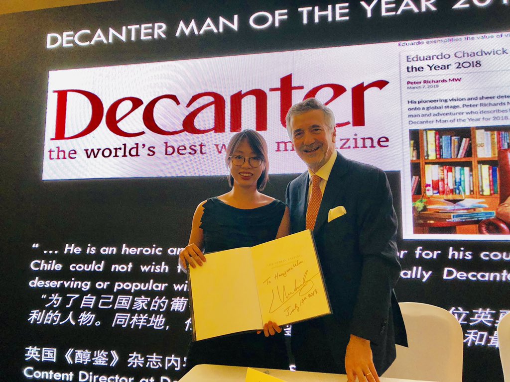 eduardochadwick's tweet photo. Great Viñedo Chadwick 2017  💯 points launch at Shangrila Shanghai , thanks to all our friends for celebrating together this great moment ! https://t.co/jBlUC5udEa