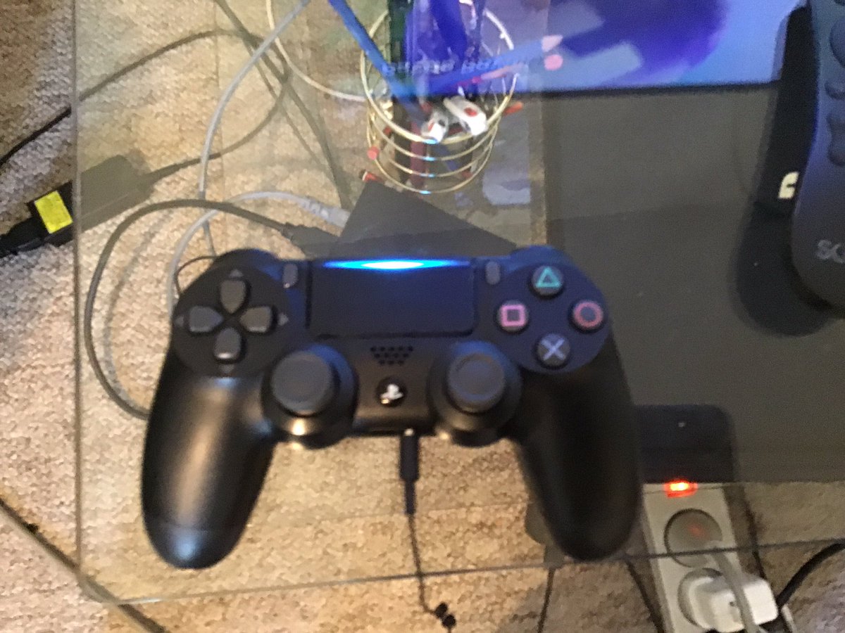 Tom03666173's tweet photo. FRICKING BLACK CONTROLLER IS BEST YO! 👩🏻‍💻 https://t.co/v50F1Cyysw