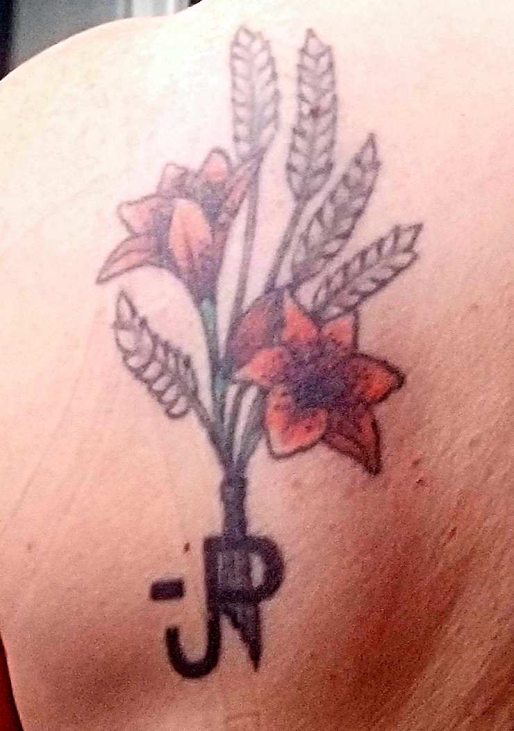 WakefieldAgro's tweet photo. @AgMoreThanEver Tribute to my farm history after Dad died. 5 wheat heads for each family member plus recognizing that we grew crops, brand was my dad /grandpa's & SK provincial flower. Done @ Bushido in Calgary 11 years ago. #notouchups https://t.co/esovxWxei5