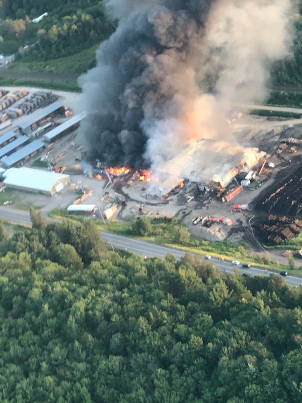 Muskoka411's tweet image. Over the scene with @muskoka365 
Massive fire at Timber Mills in Bracebridge at 2152 Manitoba Street
Crews from @GravenhurstFIRE  and @MuskokaLakesFD called in to assist 
Multiple calls to 911. Avoid the area