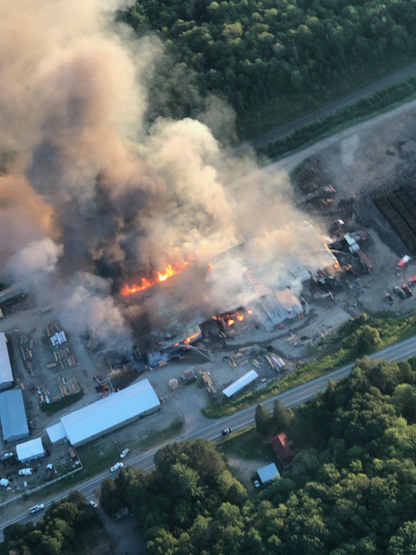 Muskoka411's tweet image. Over the scene with @muskoka365 
Massive fire at Timber Mills in Bracebridge at 2152 Manitoba Street
Crews from @GravenhurstFIRE  and @MuskokaLakesFD called in to assist 
Multiple calls to 911. Avoid the area