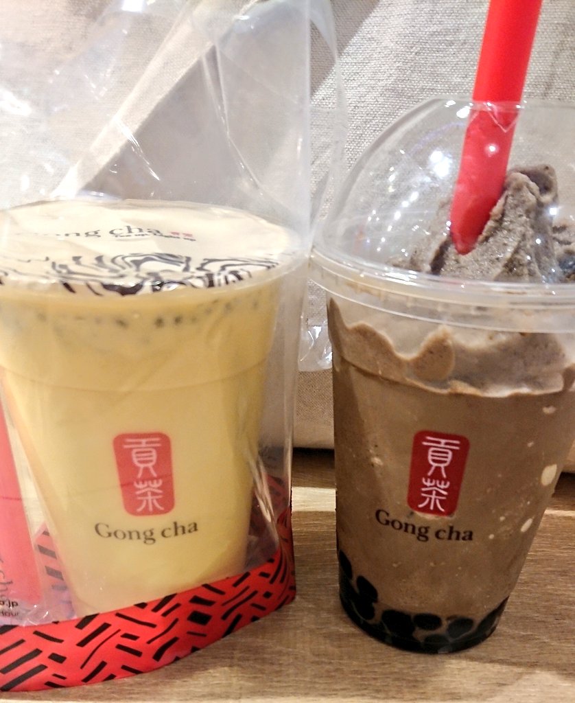 Nagi マンゴーミルクティー 鉄観音ミルクティースムージー 飲み物の味は普通に美味しくてやっぱりタピオカが安定においしい おいしくないタピオカだともういらないってなるけどゴンチャのタピオカは一粒一粒が愛しい ２杯どちらもタピオカだと