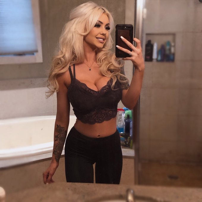 I wore clothes today 🤭 #bikinibarista #rachelbarley https://t.co/BANzODQVaz<a href="/tag/bikinibarista"class="tags">#bikinibarista</a><a href="/tag/rachelbarley"class="tags">#rachelbarley</a>