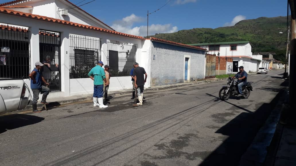 Hidrocentro2011's tweet photo. #17Jul| El Personal de @Hidrocentro2011 continua acciones de mantenimiento y mejoras de los sistemas en el Sector Las Mercedes de #Montalban ejecutamos reparación de toma domiciliaria #MinAguas #MPPAA #GestionqueFluyeconlaVida https://t.co/AQUzMAGSyv