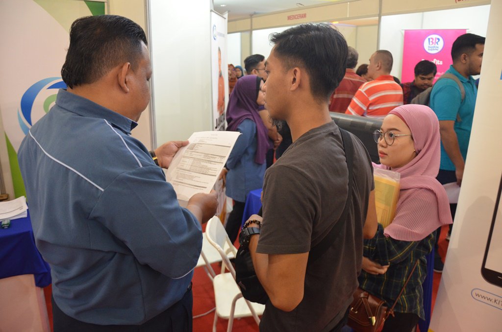 swmenvironment's tweet photo. : Di sekitar kaunter temuduga terbuka sempena Karnival Pekerjaan &amp; Pendidikan TVET Negeri Sembilan 2019 di Palm Mall, Seremban. Disempurnakan dengan kehadiran YAB Dato Seri Hj Aminuddin Bin Harun, Menteri Besar Negeri Sembilan dan YB Tuan Arul Kumar.

#swmsb #swmenvironment https://t.co/Z3Z6UuMADU